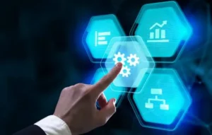 Mano tocando ícone digital de engrenagens, representando Automatización de Marketing con Inteligencia Artificial en un entorno tecnológico azul.