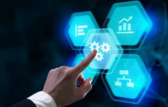 Mano tocando ícone digital de engrenagens, representando Automatización de Marketing con Inteligencia Artificial en un entorno tecnológico azul.