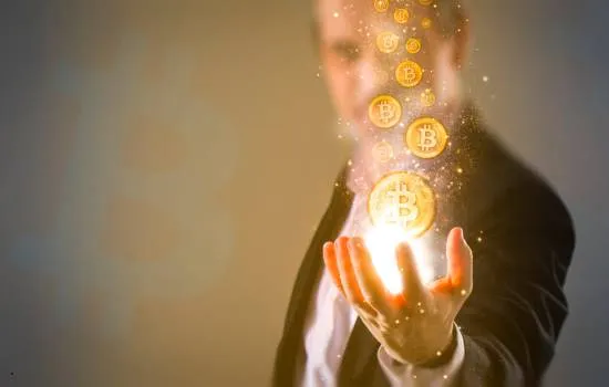 Hombre de negocios sosteniendo bitcoins brillantes que emergen de su mano, simbolizando el poder de la inteligencia artificial en el mundo financiero.