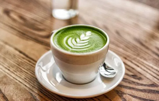 Matcha: el té verde japonés que revoluciona la salud y las redes