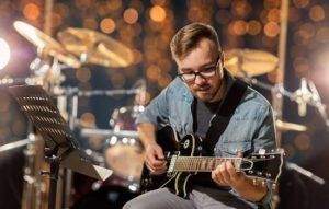 Aprende a tocar guitarra gratis con estas apps