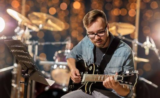 Aprende a tocar guitarra gratis con estas apps